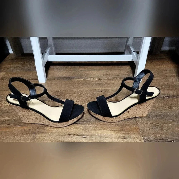 Michael by Michael Shannon T Strap Wedges - NWOT- Size 10 - Picture 2 of 7